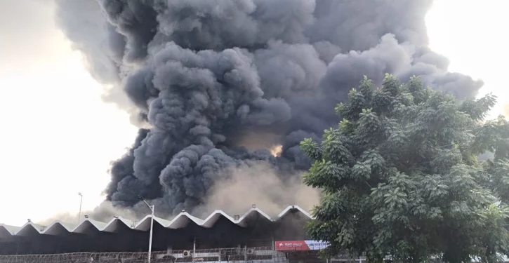 বিমানবন্দরের আগুনে পুড়ল শত কোটি টাকার পণ্য