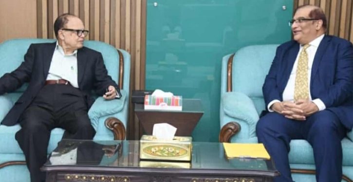 পণ্যবাহী জাহাজ আসছে করাচি থেকে সরাসরি চট্টগ্রাম বন্দরে: খাদ্য উপদেষ্টা