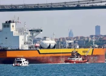 রাশিয়ার তেল কেনা বন্ধ করলো চীন সমুদ্রপথে