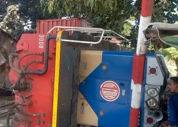 চট্টগ্রামে ট্রেনের সঙ্গে ট্রাকের সংঘর্ষ, নিহত ১