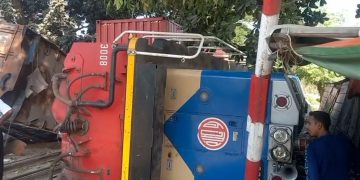 চট্টগ্রামে ট্রেনের সঙ্গে ট্রাকের সংঘর্ষ, নিহত ১