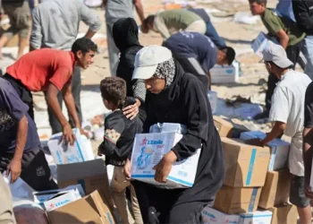 গাজায় যুদ্ধবিরতির পর প্রথম ত্রাণ, সহায়তা নিতে মানুষের ভিড়