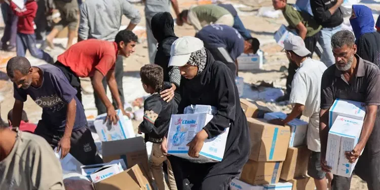 গাজায় যুদ্ধবিরতির পর প্রথম ত্রাণ, সহায়তা নিতে মানুষের ভিড়