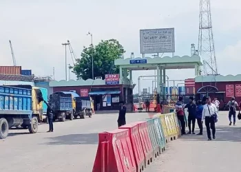 অচল চট্টগ্রাম বন্দর শ্রমিকদের কর্মবিরতিতে