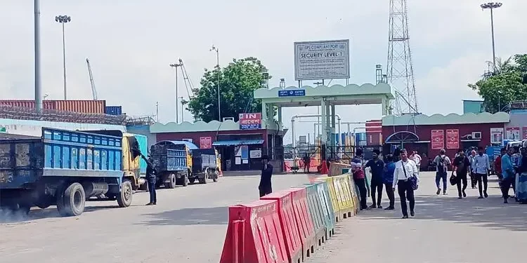অচল চট্টগ্রাম বন্দর শ্রমিকদের কর্মবিরতিতে