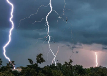 যেসব জেলাতে রাত ১ টার মধ্যে বজ্র-বৃষ্টির আভাস দিল আবহাওয়া অধিদপ্তর