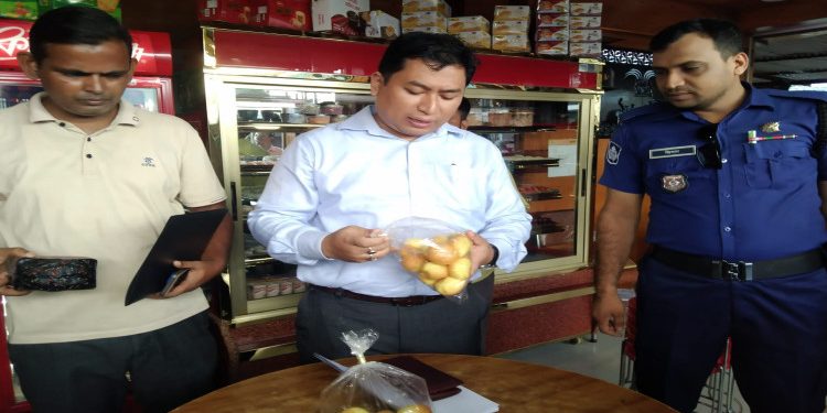 মোবাইল কোর্টে আনোয়ারার তিন খাদ্য দোকানে ৩৫ হাজার টাকা জরিমানা