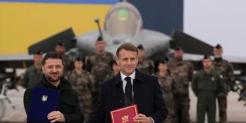 ফ্রান্স ১০০টি রাফাল যুদ্ধবিমান দেবে ইউক্রেনকে