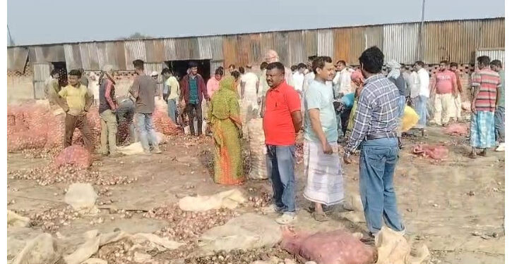 বিপাকে ভারতীয় ব্যবসায়ীরা পেঁয়াজ আমদানিতে নিষেধাজ্ঞা হতেই