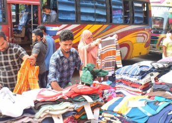 চট্টগ্রামে শীতের আমেজে জমে উঠছে শীতবস্ত্রের বাজার