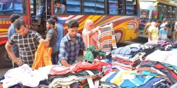 চট্টগ্রামে শীতের আমেজে জমে উঠছে শীতবস্ত্রের বাজার