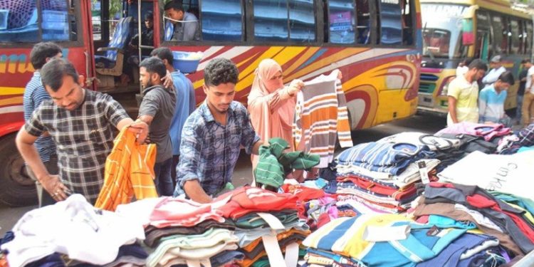 চট্টগ্রামে শীতের আমেজে জমে উঠছে শীতবস্ত্রের বাজার