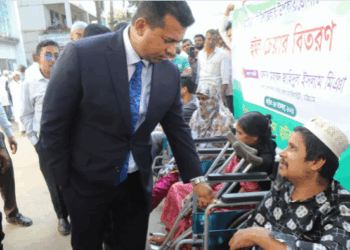 শারীরিক অক্ষম মানুষদের পাশে দাড়ালেন জেলা প্রশাসক