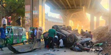 চট্টগ্রামে এক্সপ্রেসওয়ের রেলিং ভেঙে প্রাইভেটকার নিচে পড়ে, পথচারী নিহত ১