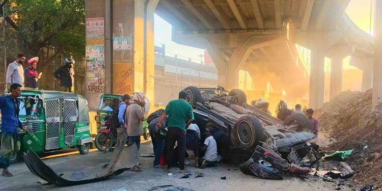 চট্টগ্রামে এক্সপ্রেসওয়ের রেলিং ভেঙে প্রাইভেটকার নিচে পড়ে, পথচারী নিহত ১