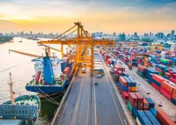 বিশ্ববাণিজ্যের চাপে ঝুঁকিতে বাংলাদেশ