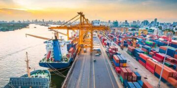 বিশ্ববাণিজ্যের চাপে ঝুঁকিতে বাংলাদেশ