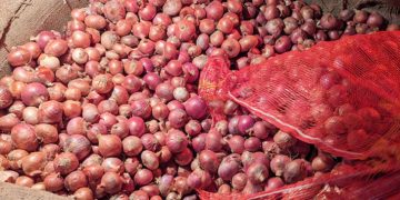 খাতুনগঞ্জে পেয়াজের দাম ছাড়ালো ১০০ টাকা