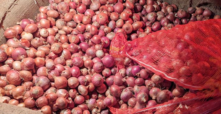 খাতুনগঞ্জে পেয়াজের দাম ছাড়ালো ১০০ টাকা