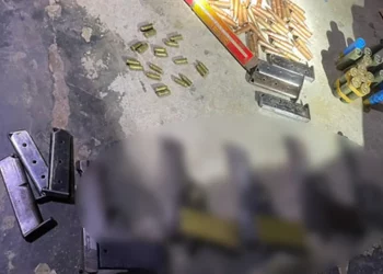 রাউজানে যৌথ বাহিনীর অভিযানে বিপুল পরিমাণ অস্ত্র উদ্ধার সহ আটক ৩