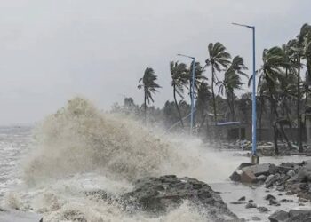 এবার ঘূর্ণিঝড়ের আভাস ভূমিকম্প আতঙ্কের মধ্যেই