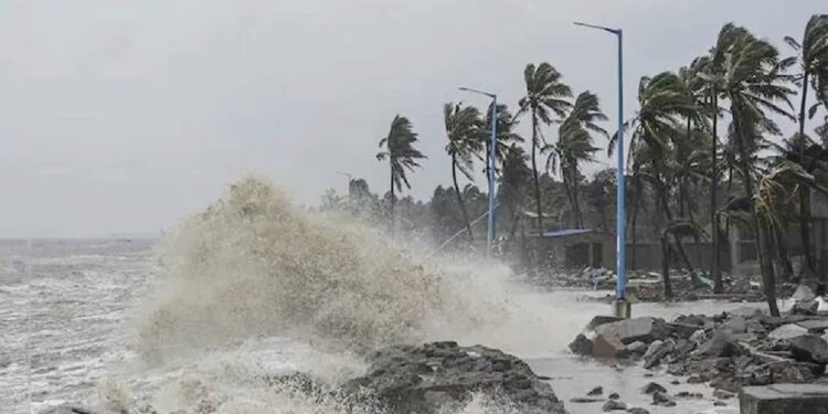 এবার ঘূর্ণিঝড়ের আভাস ভূমিকম্প আতঙ্কের মধ্যেই