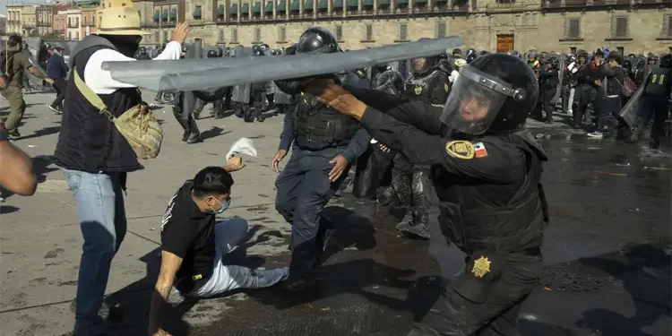 মেক্সিকোতে প্রেসিডেন্টবিরোধী বিক্ষোভে সহিংসতা, আহত অন্তত ১২০