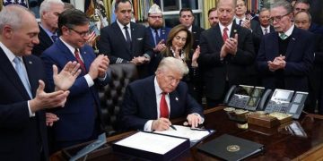 মার্কিন ইতিহাসের দীর্ঘতম শাটডাউন শেষ করতে বিলে সই করলেন ট্রাম্প
