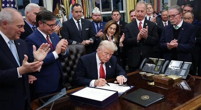 মার্কিন ইতিহাসের দীর্ঘতম শাটডাউন শেষ করতে বিলে সই করলেন ট্রাম্প