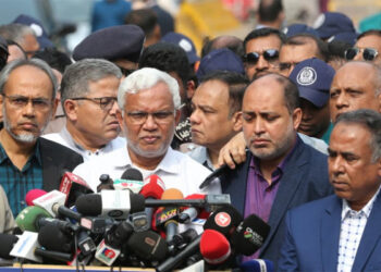 গুজবে কান দেবেন না, চিকিৎসা গ্রহণ করতে পারছেন খালেদা জিয়া: ডা: জাহিদ