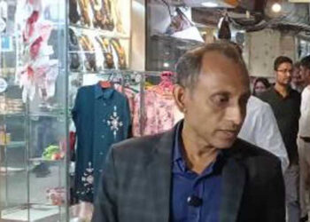 দোকানে তালা দিলেন অভিযান দেখে প্রসাধনী বিক্রেতারা