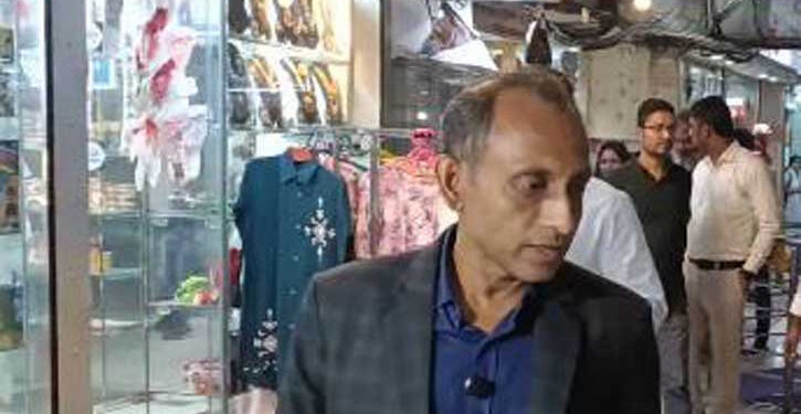 দোকানে তালা দিলেন অভিযান দেখে প্রসাধনী বিক্রেতারা