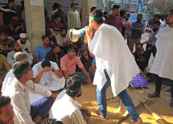 চট্টগ্রাম ওয়াসার কর্মচারীদের কাফনের কাপড় পরে বিক্ষোভ