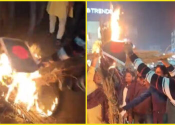 কলকাতায় পোড়ানো হলো বাংলাদেশের জাতীয় পতাকা