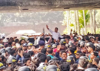 ওসমান হাদির কবরে শ্রদ্ধা জানালেন তারেক রহমান