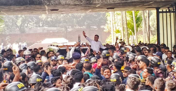 ওসমান হাদির কবরে শ্রদ্ধা জানালেন তারেক রহমান