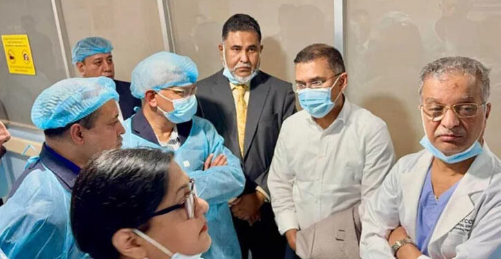 এভারকেয়ার হাসপাতালে তারেক-জুবাইদা মায়ের খোঁজ নিতে