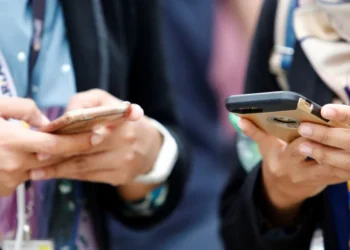 স্মার্টফোনের দাম বাড়তে পারে আগামী বছর থেকে