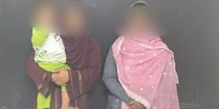 চট্টগ্রাম রেলওয়ে স্টেশনে ৩,৮৯৫ পিস ইয়াবাসহ আটক ২