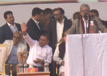 মঞ্চে বিশেষ চেয়ার সরিয়ে সাধারণ চেয়ারে বসলেন তারেক রহমান