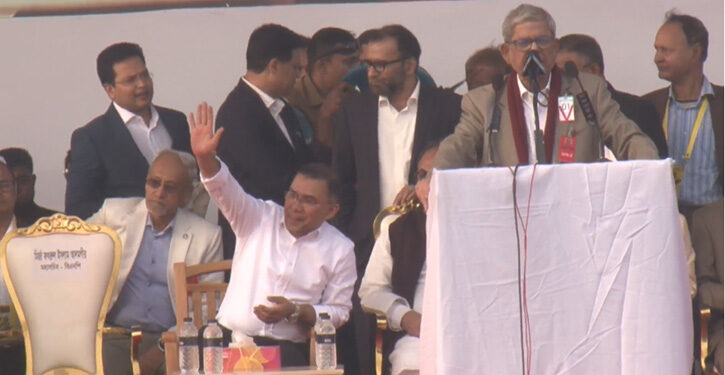 মঞ্চে বিশেষ চেয়ার সরিয়ে সাধারণ চেয়ারে বসলেন তারেক রহমান