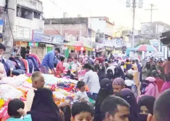 শীতের আমেজে চট্টগ্রামে জমজমাট গরম কাপড়ের বাজার