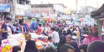 শীতের আমেজে চট্টগ্রামে জমজমাট গরম কাপড়ের বাজার