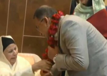 দেশের মাটিতে পা রাখার পর তারেক রহমানকে ফুল দিয়ে বরণ করলেন শাশুড়ি