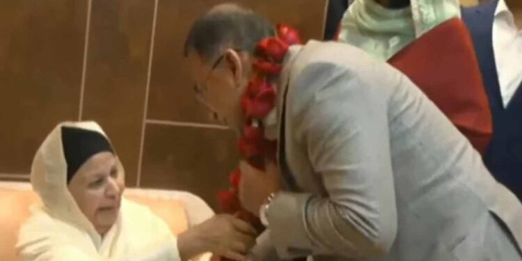 দেশের মাটিতে পা রাখার পর তারেক রহমানকে ফুল দিয়ে বরণ করলেন শাশুড়ি