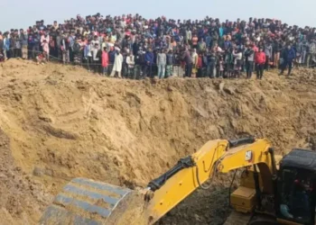 রাজশাহীতে গভীর গর্তে নিখোঁজ শিশুর উদ্ধারকাজ চালিয়ে যাচ্ছে ফায়ার সার্ভিস