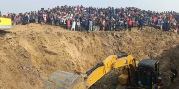 রাজশাহীতে গভীর গর্তে নিখোঁজ শিশুর উদ্ধারকাজ চালিয়ে যাচ্ছে ফায়ার সার্ভিস