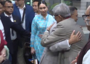 দীর্ঘ প্রতীক্ষার পর ঐতিহাসিক আলিঙ্গন