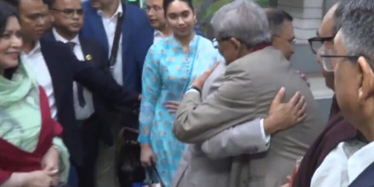 দীর্ঘ প্রতীক্ষার পর ঐতিহাসিক আলিঙ্গন