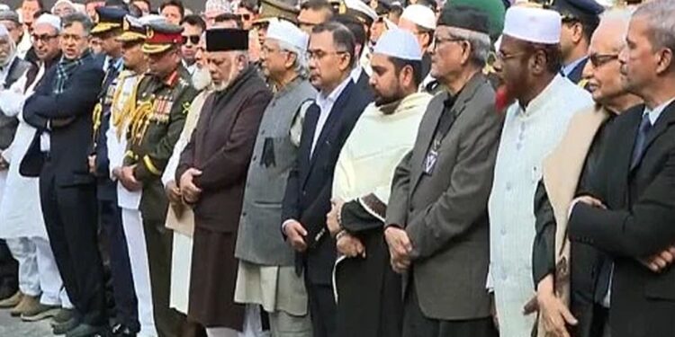 যারা ছিলেন খালেদা জিয়ার জানাজার সামনে